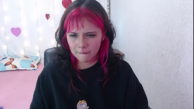 Snapshot of mixie_cute chatting on 02-18-25, 10:58 mixie cute online show from 02-18-25, 10:58