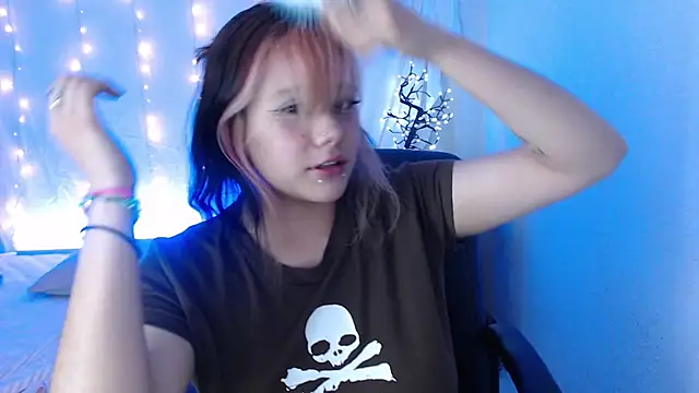 Snapshot of mixie_cute chatting on 12-04-24, 02:03 mixie cute online show from 12-04-24, 02:03