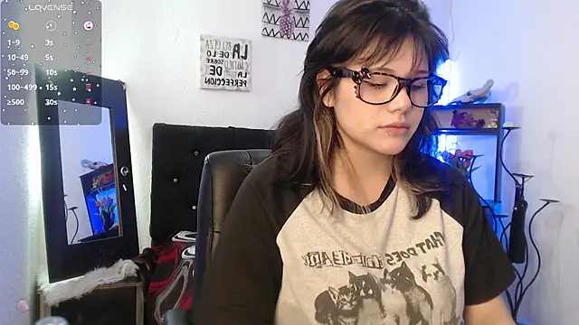 Snapshot of mixie_cute chatting on 11-04-25, 01:26 mixie cute online show from 11-04-25, 01:26