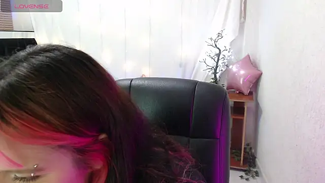 Snapshot of mixie_cute chatting on 12-18-24, 12:32 mixie cute online show from 12-18-24, 12:32