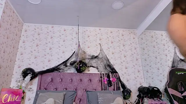 AvrillThomas online show from 10-30-25, 07:11