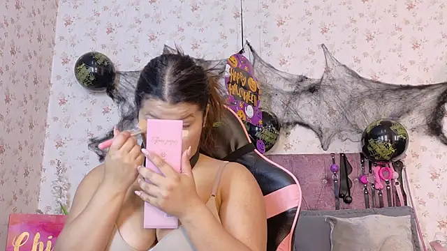 AvrillThomas online show from 10-22-25, 03:11