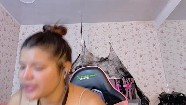 AvrillThomas online show from 10-31-25, 06:37