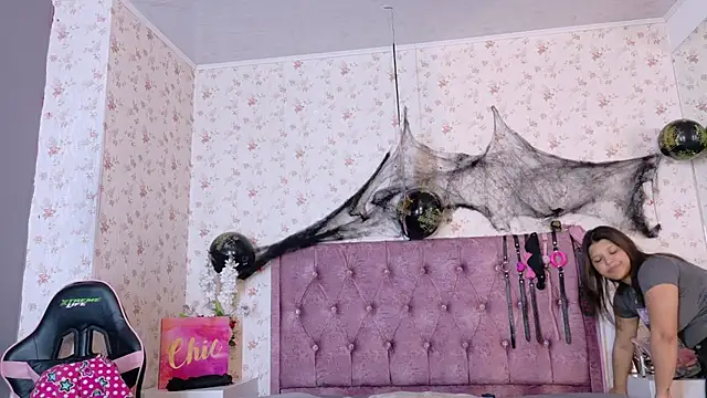 AvrillThomas online show from 10-27-25, 03:24