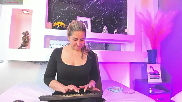 Snapshot of Cinthya_mjs chatting on 02-21-26, 02:30 Cinthya mjs online show from 02-21-26, 02:30