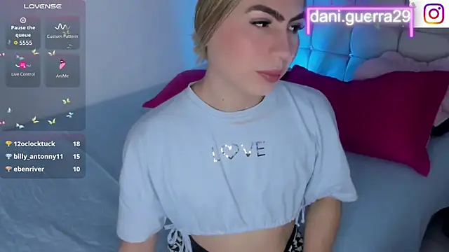 Snapshot of saskya chatting on 10-19-25, 03:59 saskya online show from 10-19-25, 03:59