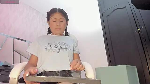 Victoriaa millers online show from 06-11-26, 07:11