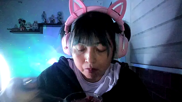 Snapshot of Shaddycute_ chatting on 06-06-26, 01:44 Shaddycute online show from 06-06-26, 01:44