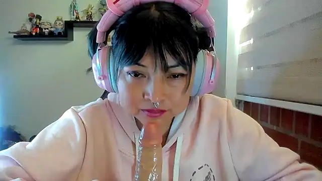 Snapshot of Shaddycute_ chatting on 06-21-26, 01:39 Shaddycute online show from 06-21-26, 01:39