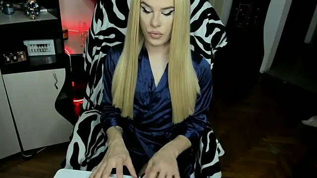 EvelynLexy online show from 11-18-25, 09:40