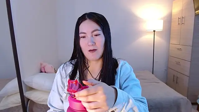 Elle Lee  online show from 03-20-26, 04:52