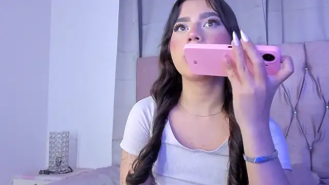 Snapshot of Ashley_piinkk_ chatting on 03-21-25, 02:39 Ashley piinkk  online show from 03-21-25, 02:39