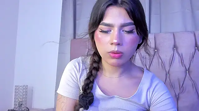 Snapshot of Ashley_piinkk_ chatting on 03-21-25, 05:43 Ashley piinkk  online show from 03-21-25, 05:43