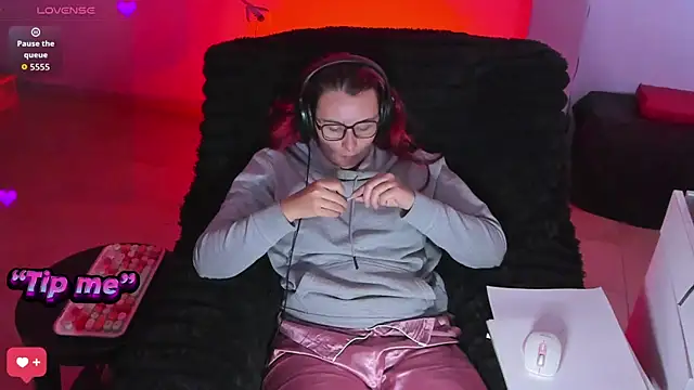 bonnie moon  online show from 10-25-25, 07:47