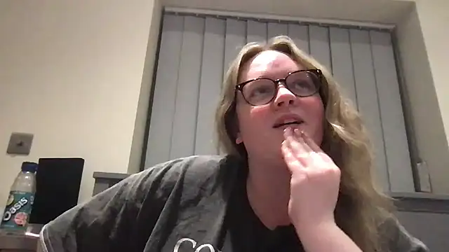 honeyyy24 online show from 05-28-26, 11:21