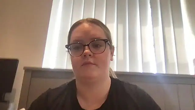honeyyy24 online show from 06-04-26, 11:48