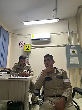 Snapshot of EnriquePersian197 chatting on 03-12-25, 11:21 EnriquePersian197 online show from 03-12-25, 11:21