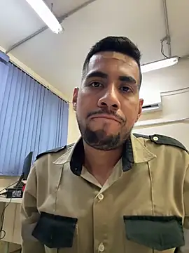 Snapshot of EnriquePersian197 chatting on 03-08-25, 03:28 EnriquePersian197 online show from 03-08-25, 03:28