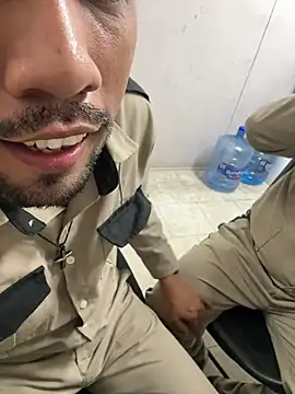 Snapshot of EnriquePersian197 chatting on 03-22-25, 01:32 EnriquePersian197 online show from 03-22-25, 01:32