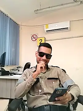 Snapshot of EnriquePersian197 chatting on 09-18-25, 03:04 EnriquePersian197 online show from 09-18-25, 03:04