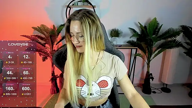 Snapshot of LadyIzabel chatting on 12-16-24, 09:03 LadyIzabel online show from 12-16-24, 09:03