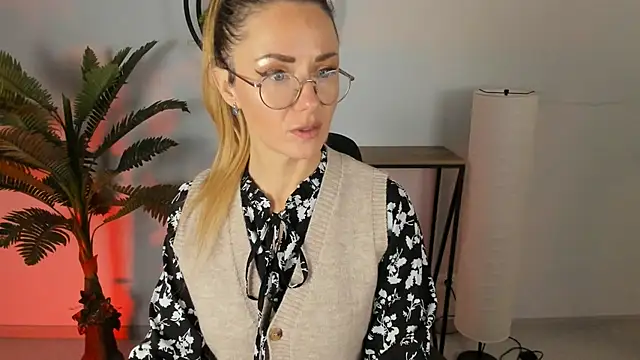 Snapshot of LadyIzabel chatting on 02-22-25, 04:40 LadyIzabel online show from 02-22-25, 04:40