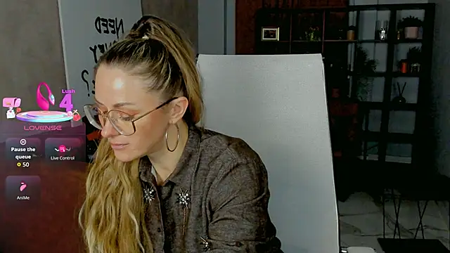 Snapshot of LadyIzabel chatting on 02-21-26, 02:41 LadyIzabel online show from 02-21-26, 02:41