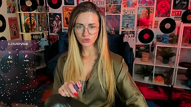 Snapshot of LadyIzabel chatting on 02-19-25, 10:45 LadyIzabel online show from 02-19-25, 10:45