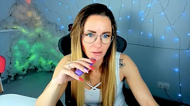 Snapshot of LadyIzabel chatting on 02-23-25, 08:17 LadyIzabel online show from 02-23-25, 08:17