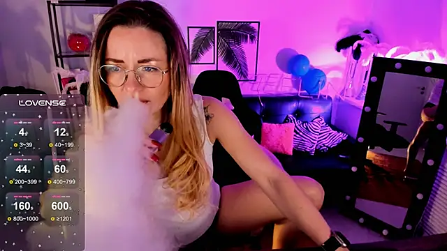 Snapshot of LadyIzabel chatting on 12-14-24, 08:45 LadyIzabel online show from 12-14-24, 08:45