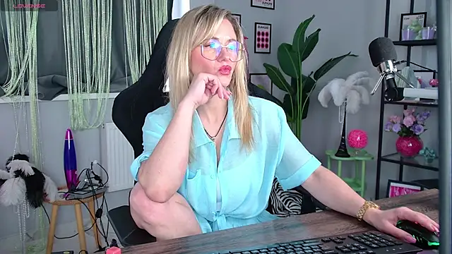 LadyIzabel online show from 05-13-26, 11:39