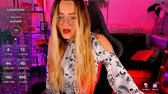 Snapshot of LadyIzabel chatting on 01-08-25, 05:48 LadyIzabel online show from 01-08-25, 05:48