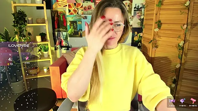 Snapshot of LadyIzabel chatting on 12-17-24, 11:39 LadyIzabel online show from 12-17-24, 11:39