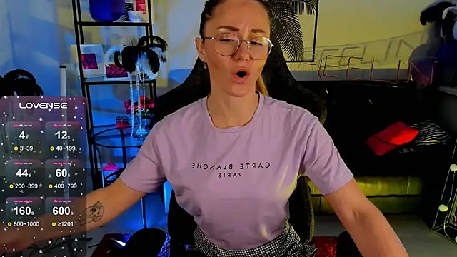 Snapshot of LadyIzabel chatting on 12-28-24, 02:33 LadyIzabel online show from 12-28-24, 02:33