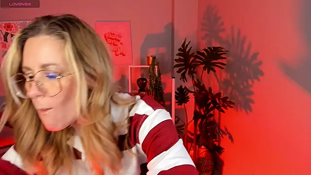 Snapshot of LadyIzabel chatting on 02-13-26, 02:50 LadyIzabel online show from 02-13-26, 02:50