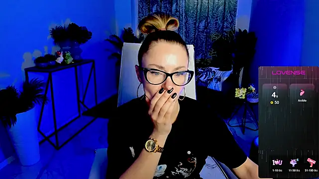 Snapshot of LadyIzabel chatting on 10-21-25, 08:47 LadyIzabel online show from 10-21-25, 08:47