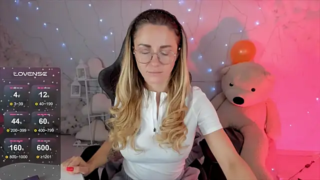 Snapshot of LadyIzabel chatting on 02-15-25, 05:41 LadyIzabel online show from 02-15-25, 05:41