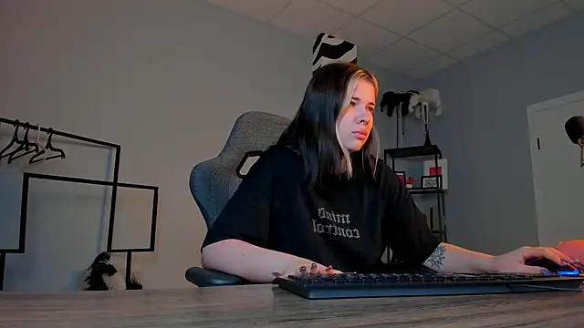 AliceSunday online show from 11-25-25, 02:01