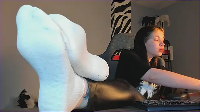 AliceSunday online show from 11-28-25, 02:01