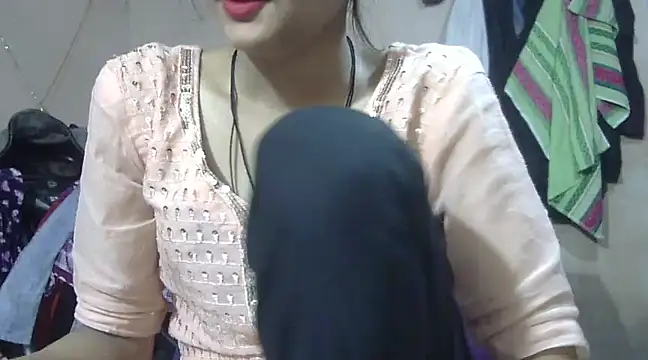 Snapshot of Aayesha chatting on 01-12-25, 04:10 Aayesha online show from 01-12-25, 04:10