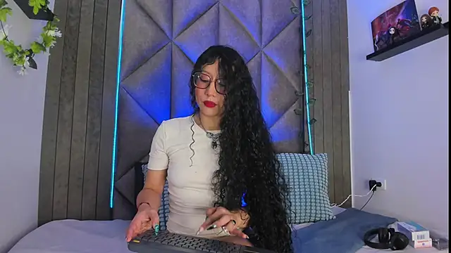 Snapshot of BriaConner_ chatting on 10-17-25, 02:48 BriaConner online show from 10-17-25, 02:48