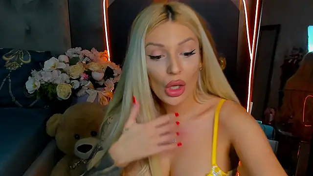 Snapshot of glossy_blondegirl chatting on 10-08-25, 01:23 glossy blondegirl online show from 10-08-25, 01:23