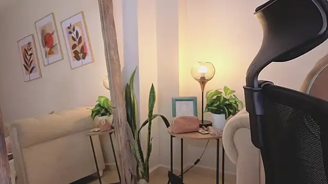 DahianaWalcott online show from 12-02-25, 07:59