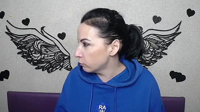 ElizabethSho online show from 11-19-25, 06:08