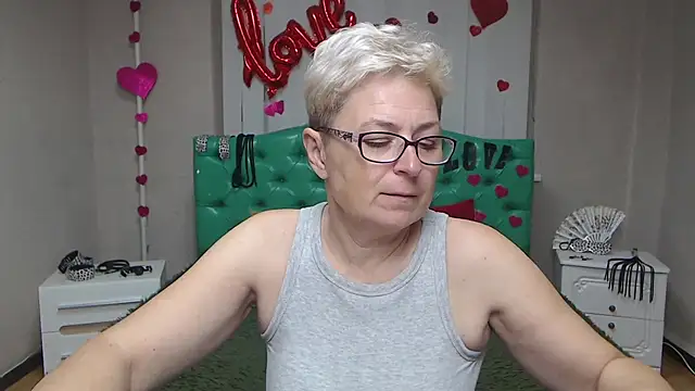 Snapshot of EmiliaGree chatting on 09-26-25, 05:09 EmiliaGree online show from 09-26-25, 05:09