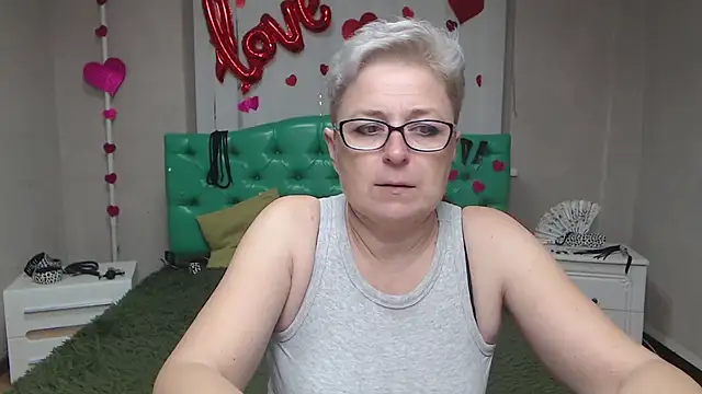 Snapshot of EmiliaGree chatting on 10-14-25, 05:13 EmiliaGree online show from 10-14-25, 05:13