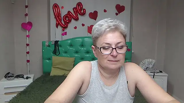 Snapshot of EmiliaGree chatting on 10-15-25, 05:10 EmiliaGree online show from 10-15-25, 05:10