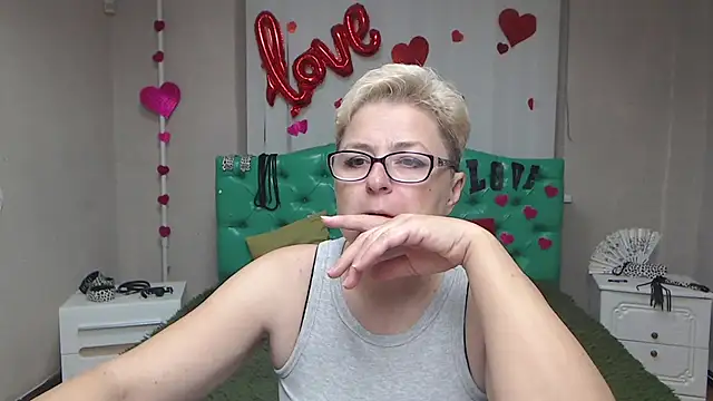 Snapshot of EmiliaGree chatting on 10-13-25, 05:03 EmiliaGree online show from 10-13-25, 05:03