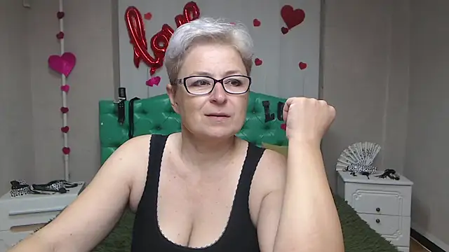 Snapshot of EmiliaGree chatting on 09-17-25, 05:04 EmiliaGree online show from 09-17-25, 05:04