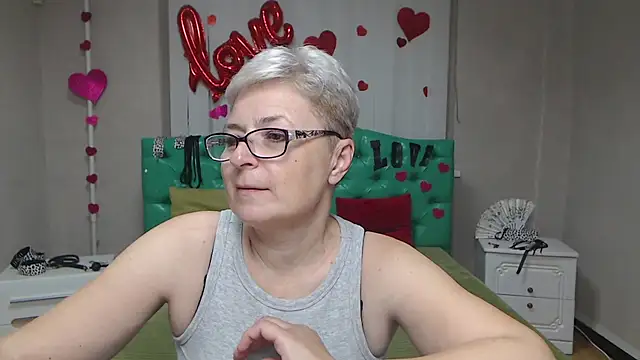 Snapshot of EmiliaGree chatting on 10-19-25, 05:10 EmiliaGree online show from 10-19-25, 05:10